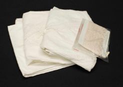 Lot Textilienum 1910, Nachthemd mit Spitze/ Bettjäckchen/ Unterkleid u. 4,5 m Klöppelspitze, alles