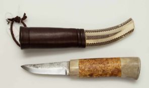 Sami MesserLappland um 1980, Scheide aus Leder und Knochen, Griff aus Knochen und Wurzelholz, feiner