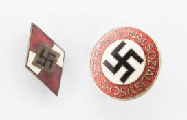 LotParteiabzeichen NSDAP, Hersteller M1/ 90 u. HJ Abzeichen (Nadel fehlt)
