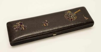 Handschuhkastenum 1900, schwarzes Leder mit floralen Applikationen (Veilchen), 32 x 9 x 3 cm