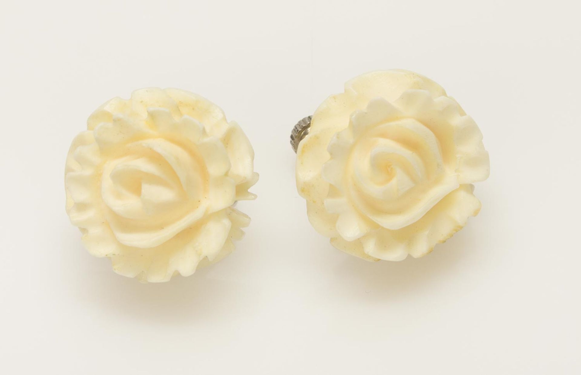Paar Ohrclipsum 1920, Elfenbein, runde geschnittene Rosenblüten, Schraubverschluß, D. 2 cm