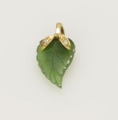 Kettenanhänger585er GG, 1,4 g, blattförmig geschnittene Jade, mit 2 kleinen Brillanten, L. 18 mm