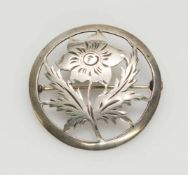Brosche835er Silber, runde durchbrochene Form, mit einem gesägtem Blumenmotiv, Nadel mit