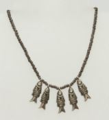 KetteÄgypten 19. Jh., kleine versilberte Perlen, mit 5 halbplastischen Fischanhängern,