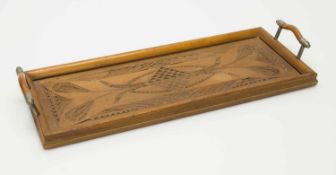 Tablettum 1890, Holz mit Kerbschnitzerei u. 2 Handhaben, 36 x 14 cm
