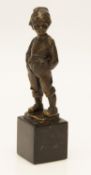 Unbekannt(Bildhauer um 1900)Kleiner LausbubBronze auf Marmorsockel, H. 13 cm