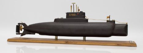 U - Boot ModellBundesmarine S 190, U 11, Metall auf Holzsockel, L. 49 cm