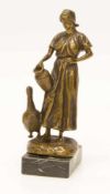 Unbekannt(Bildhauer um 1900)GänsemagdBronze auf Marmorsockel, H. 12 cm