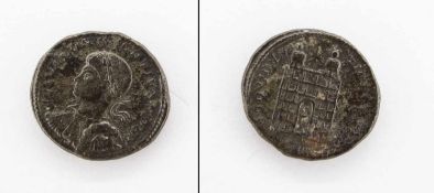 KupfermünzeKonstantinopel 317 - 337, Constantius II., behelmte Büste, verso Lagertor