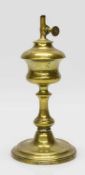 PetroleumlampeMitte 19. Jh., hergestellt im Bronzeglockenguß, Balusterform auf rundem Tellerfuß, mit