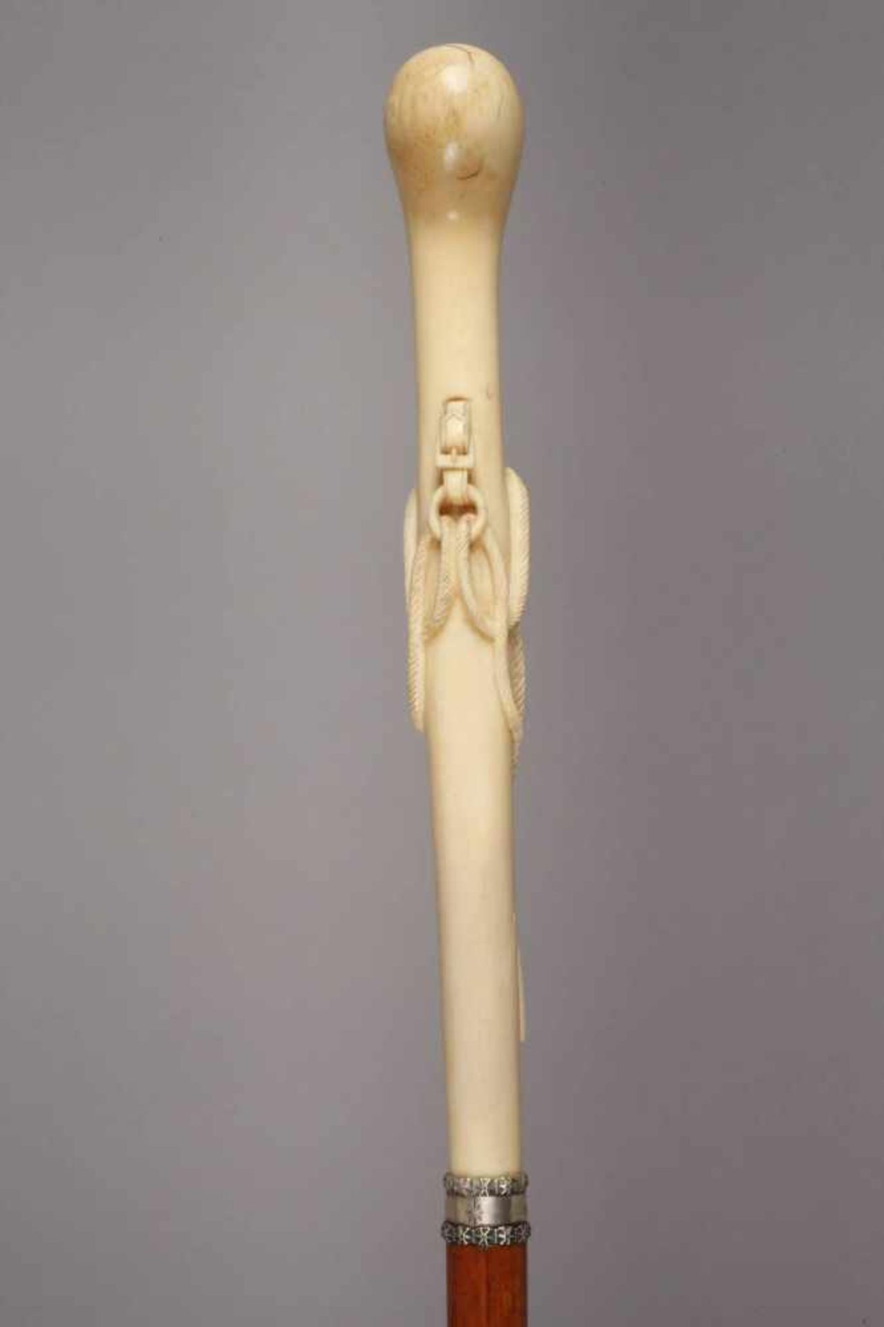 Spazierstock ElfenbeinEnde 19. Jh., hoher, schlanker Knauf aus Elfenbein, aufwendig beschnitzt mit - Image 4 of 7