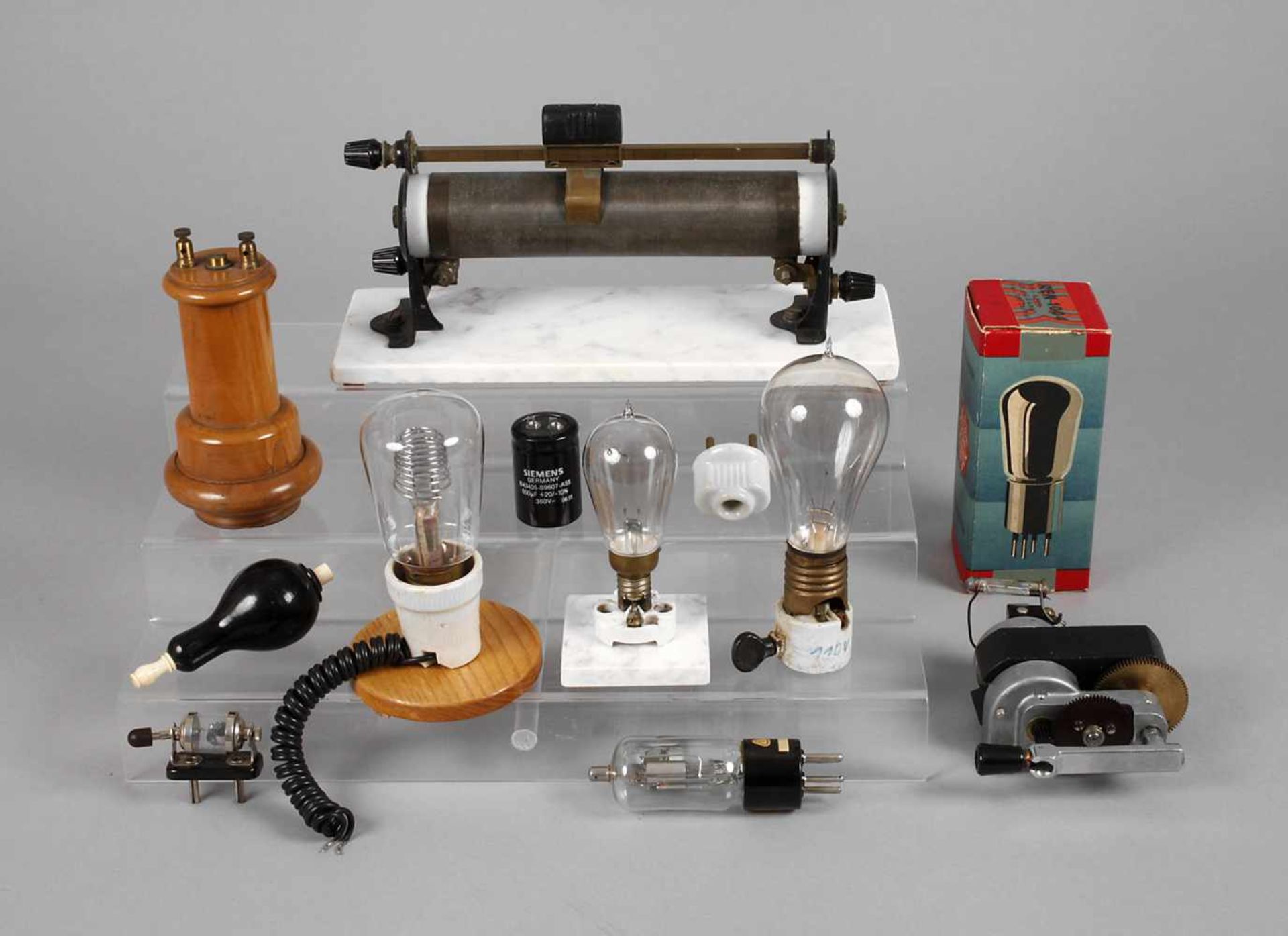 Konvolut alte elektrische Bauteile1900-1930er Jahre, Schiebewiderstand, Telefonhörer, Glimmlampe,