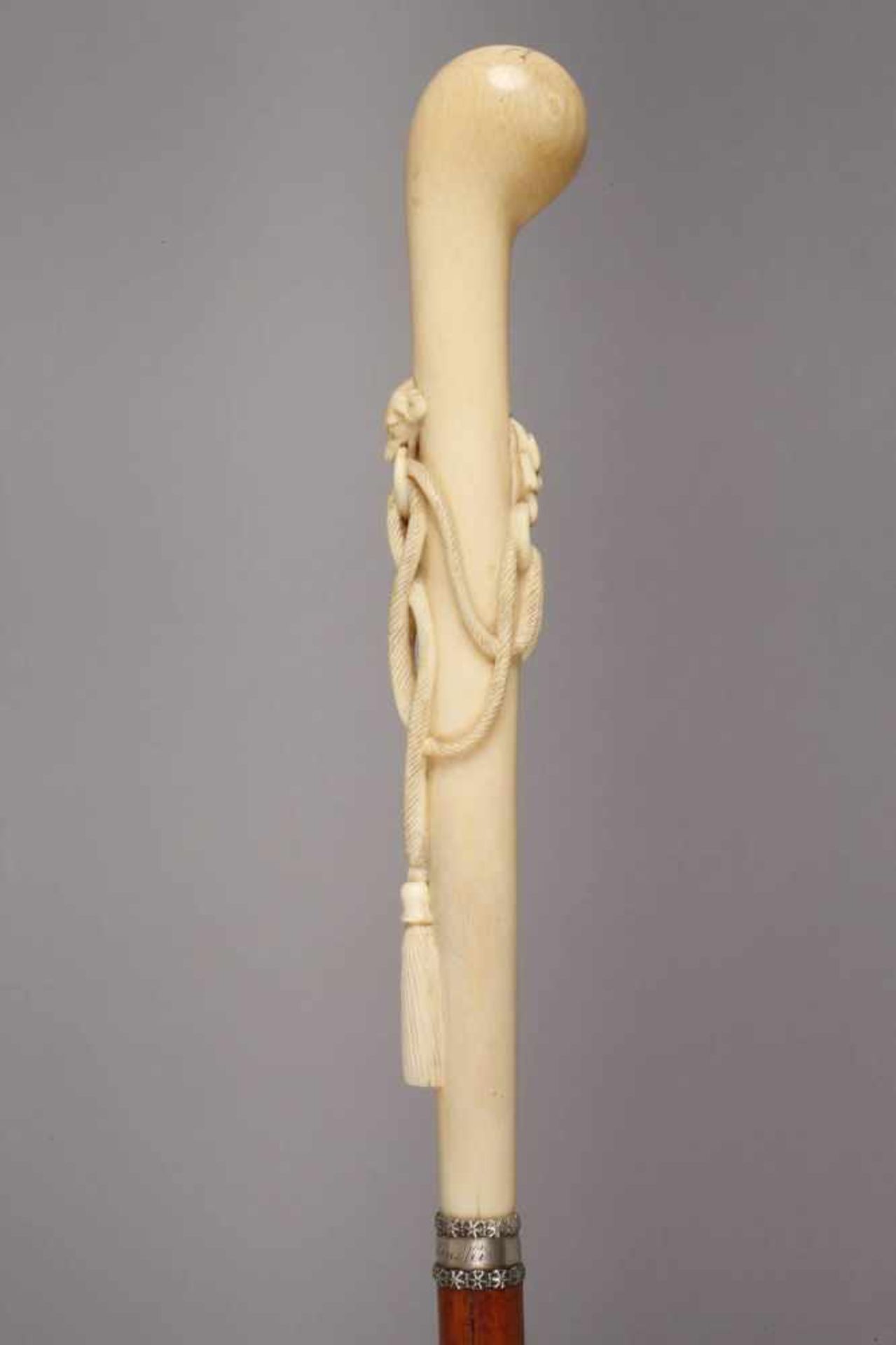 Spazierstock ElfenbeinEnde 19. Jh., hoher, schlanker Knauf aus Elfenbein, aufwendig beschnitzt mit - Image 5 of 7