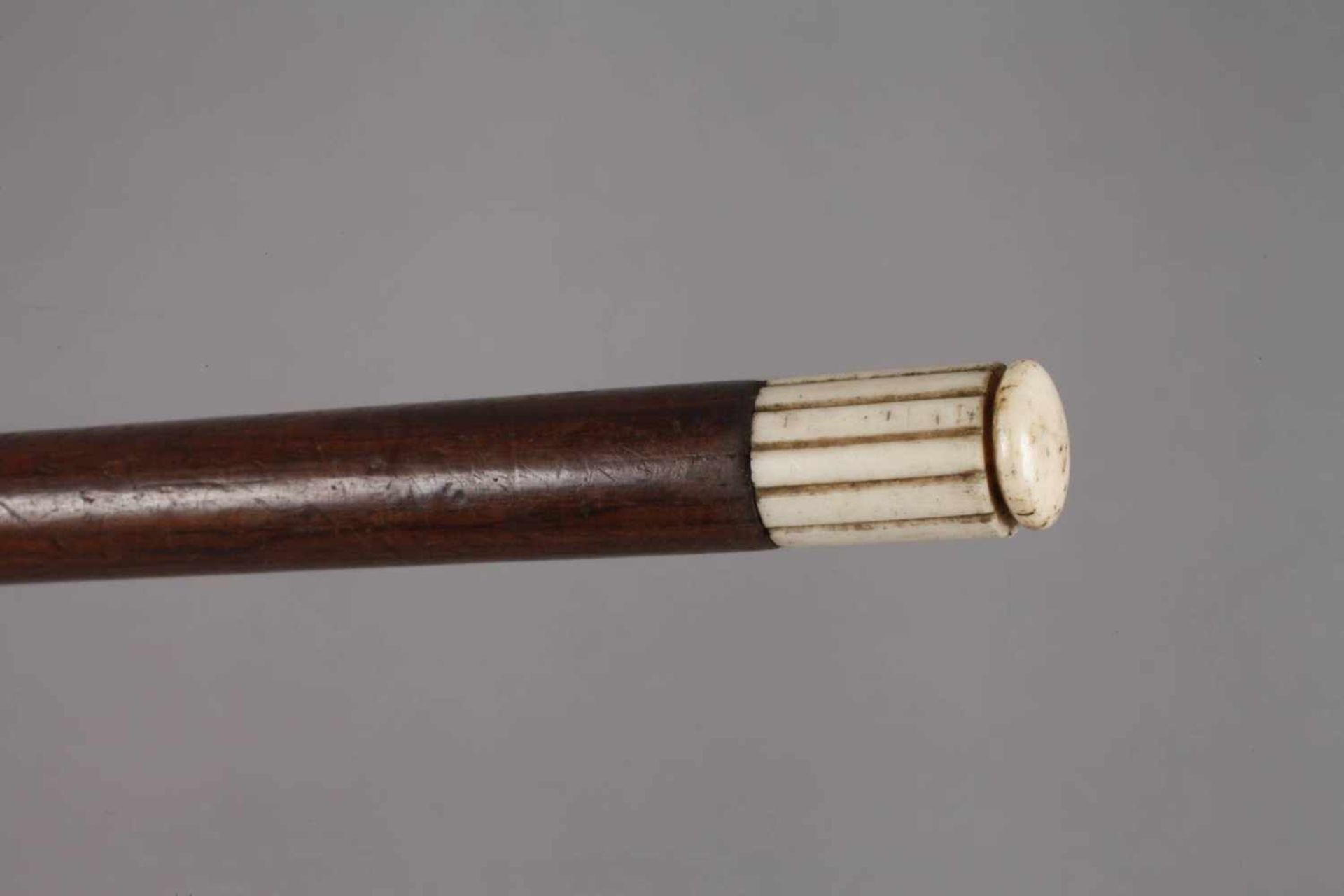 Taktstockum 1830, Palisander, die Abschlüsse aus Elfenbein, Altersspuren, L 50 cm. BITTE BEACHTEN: - Image 3 of 3