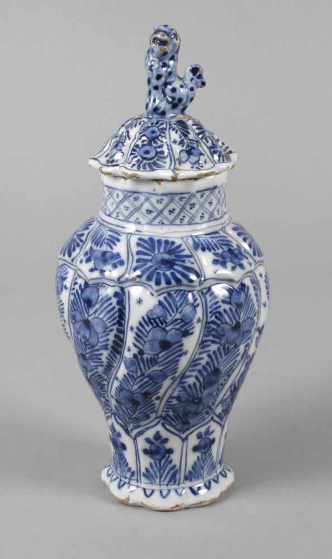 Frankfurter Deckelvase FayenceFrankfurt/Main 1666 bis 1772, Pinselmarke, gedreht, gerippt und