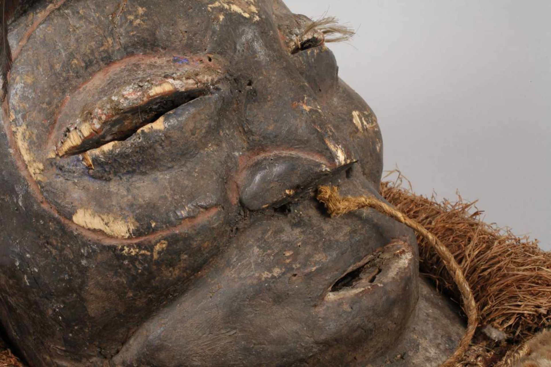 Rituelle Kopfmaske1. Hälfte 20. Jh., aus weichem Tropenholz gefertigt, braungefärbter Grund mit - Bild 3 aus 4