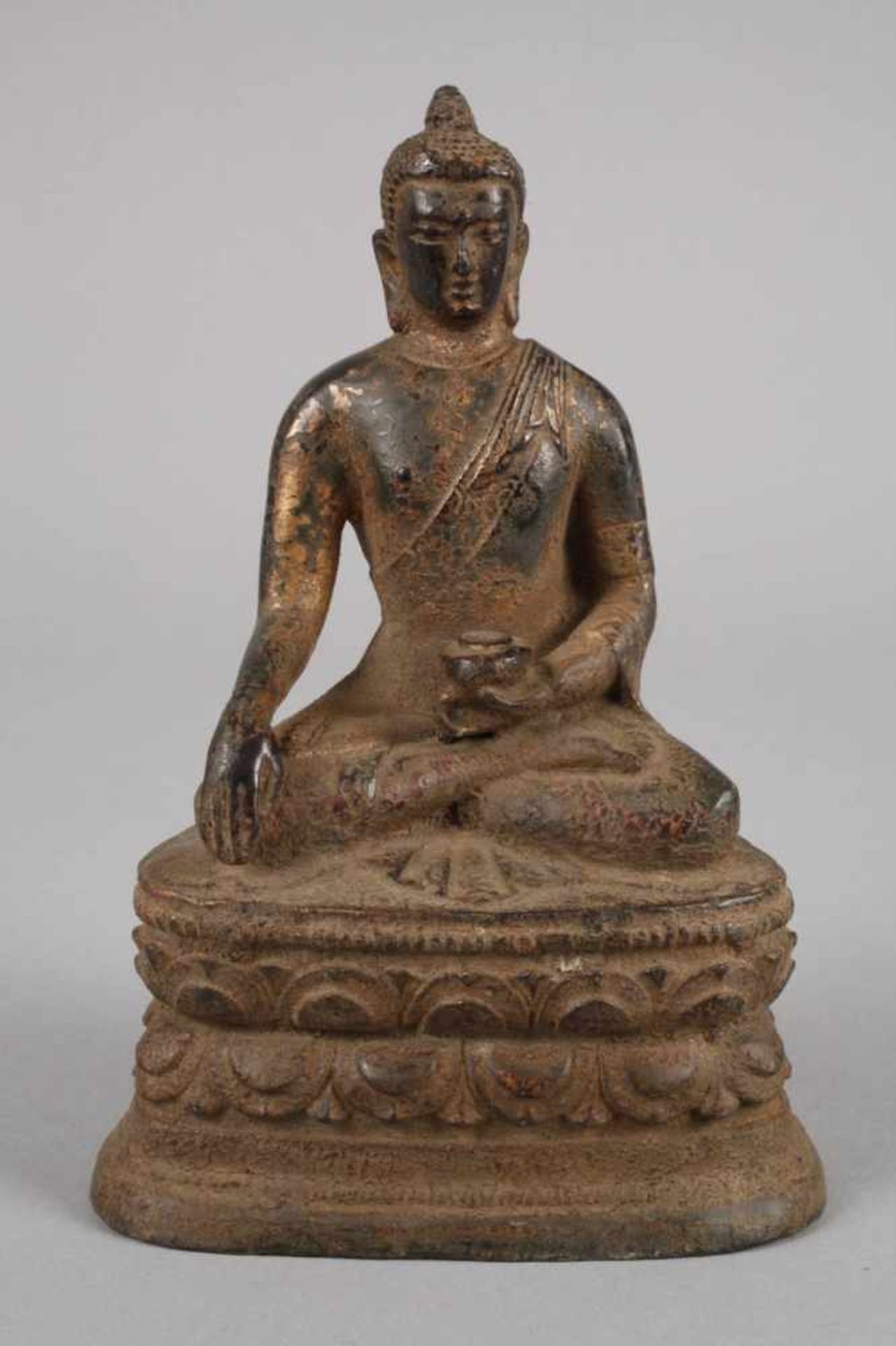 Shakyamuni BuddhaAnfang 20. Jh., ungemarkt, Bronze bräunlich patiniert, auf Doppellotussockel in - Bild 2 aus 4