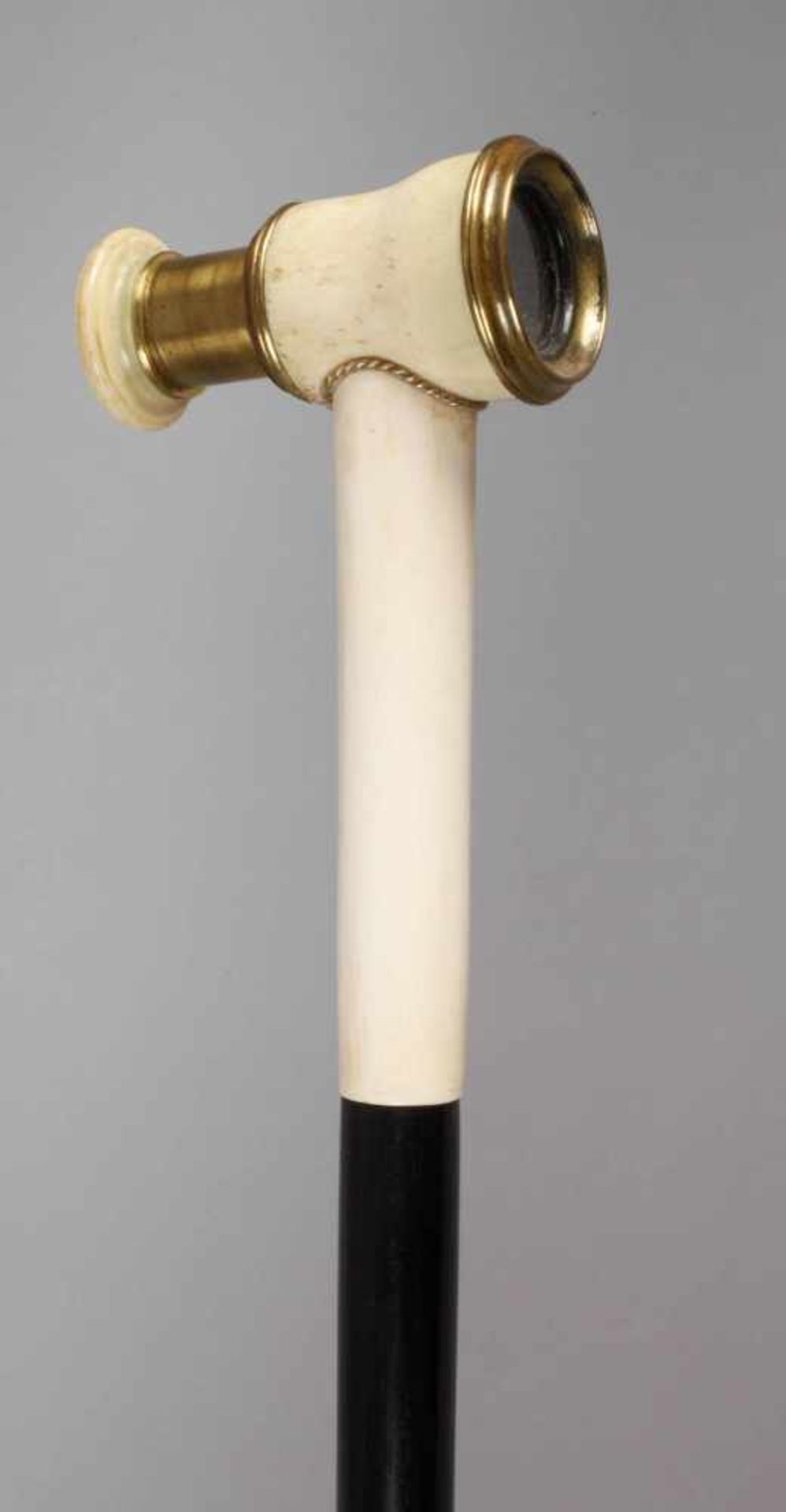 Systemstockum 1900, das Griffstück aus Elfenbein, mit kleinem Teleskopfernglas, Schuss aus Ebenholz,