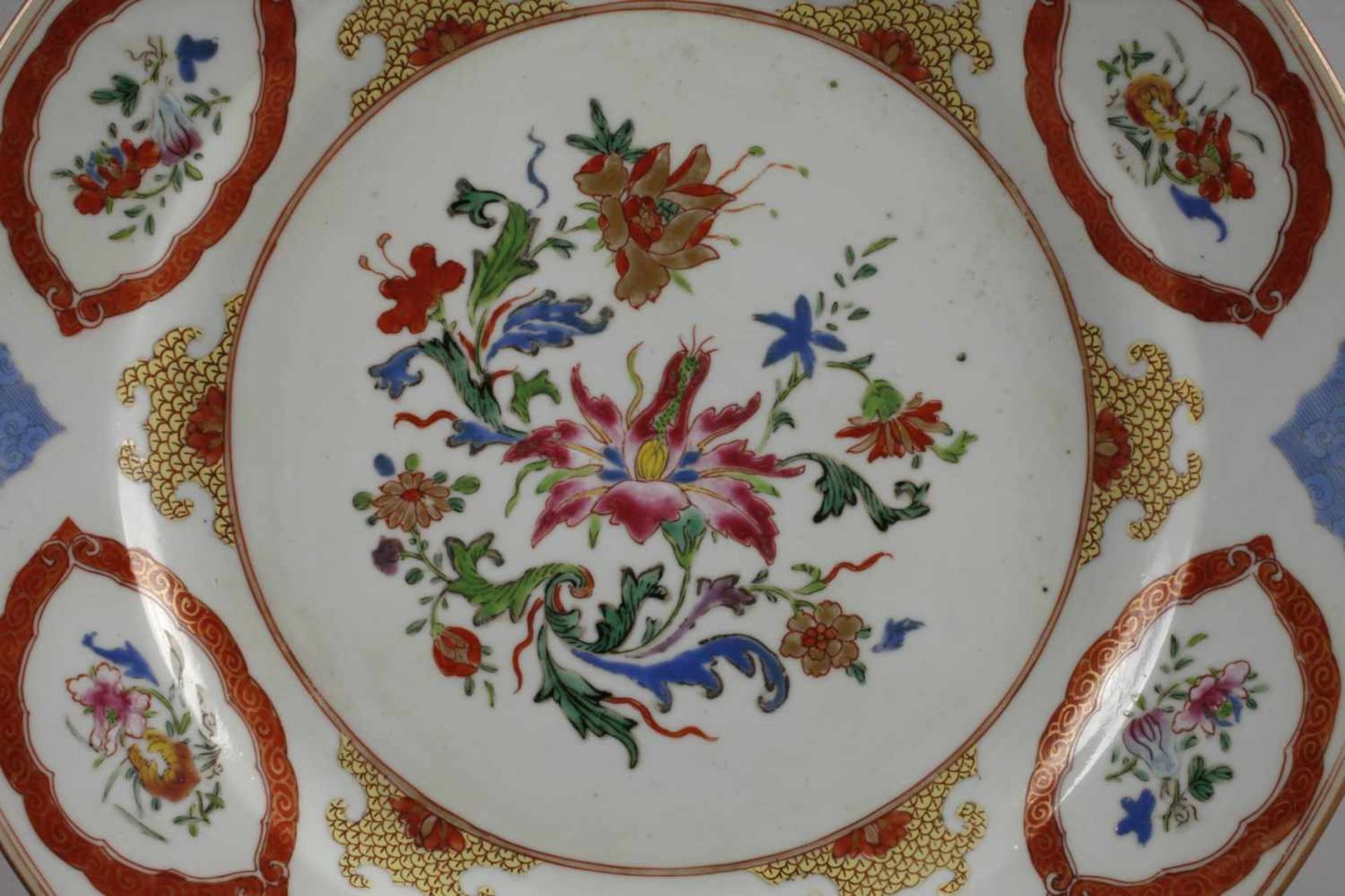 Teller China19. Jh., ungemarkt, Porzellan in polychromer Emailbemalung mit Goldstaffage, der Spiegel - Image 2 of 3