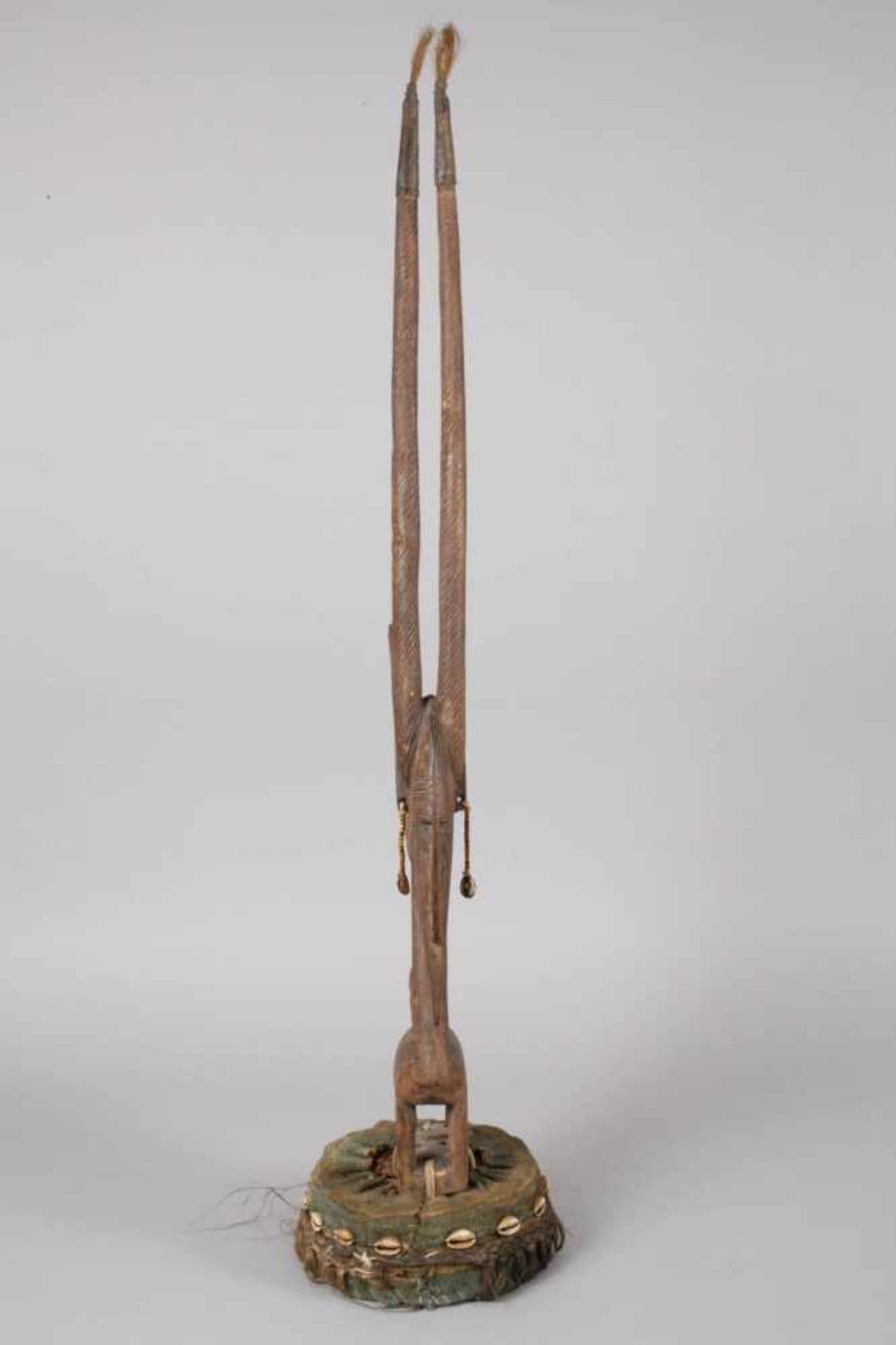 Antilopen-TanzaufsatzMali, 20. Jh., der Volksgruppe der Bambara zugeordnet, Holz fein beschnitzt, in - Bild 3 aus 5