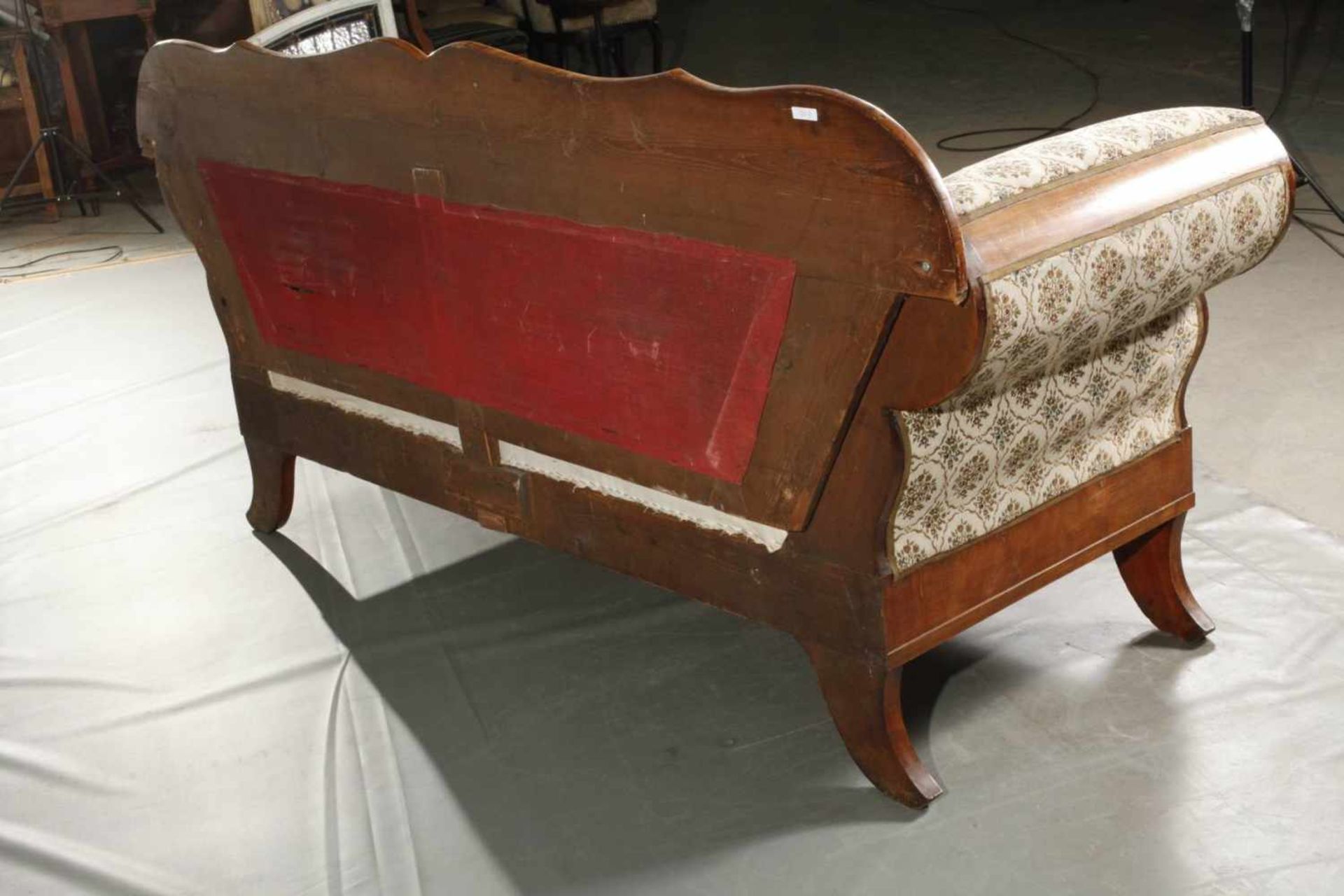 Biedermeier Sofa Weimar um 1820, Birke auf Nadelholz furniert, Lehnen seitlich mit stilisiertem - Bild 5 aus 6