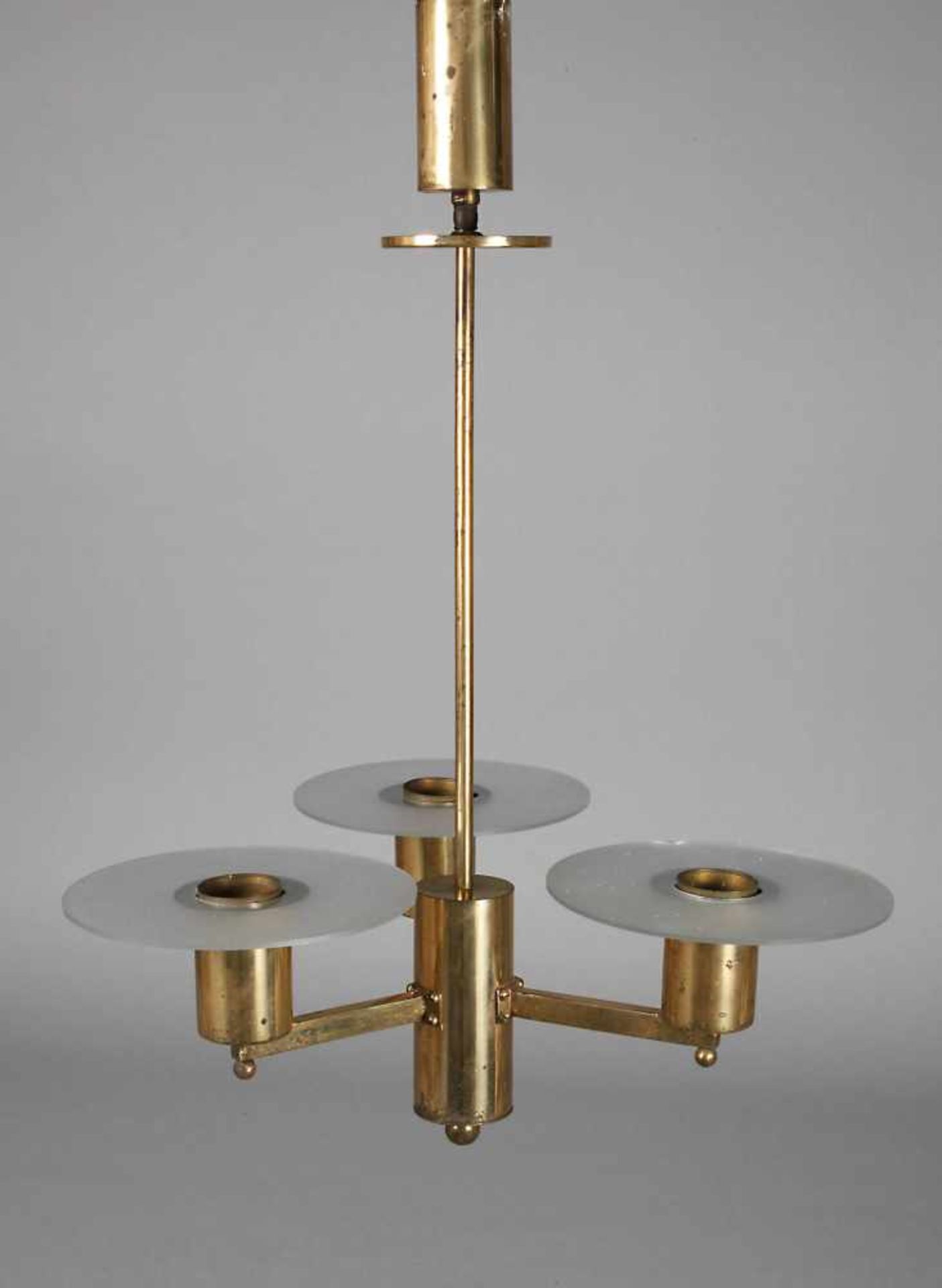 Deckenlampe Art découm 1930, vergoldetes Metallgestänge in schlichter, geometrischer Formsprache,