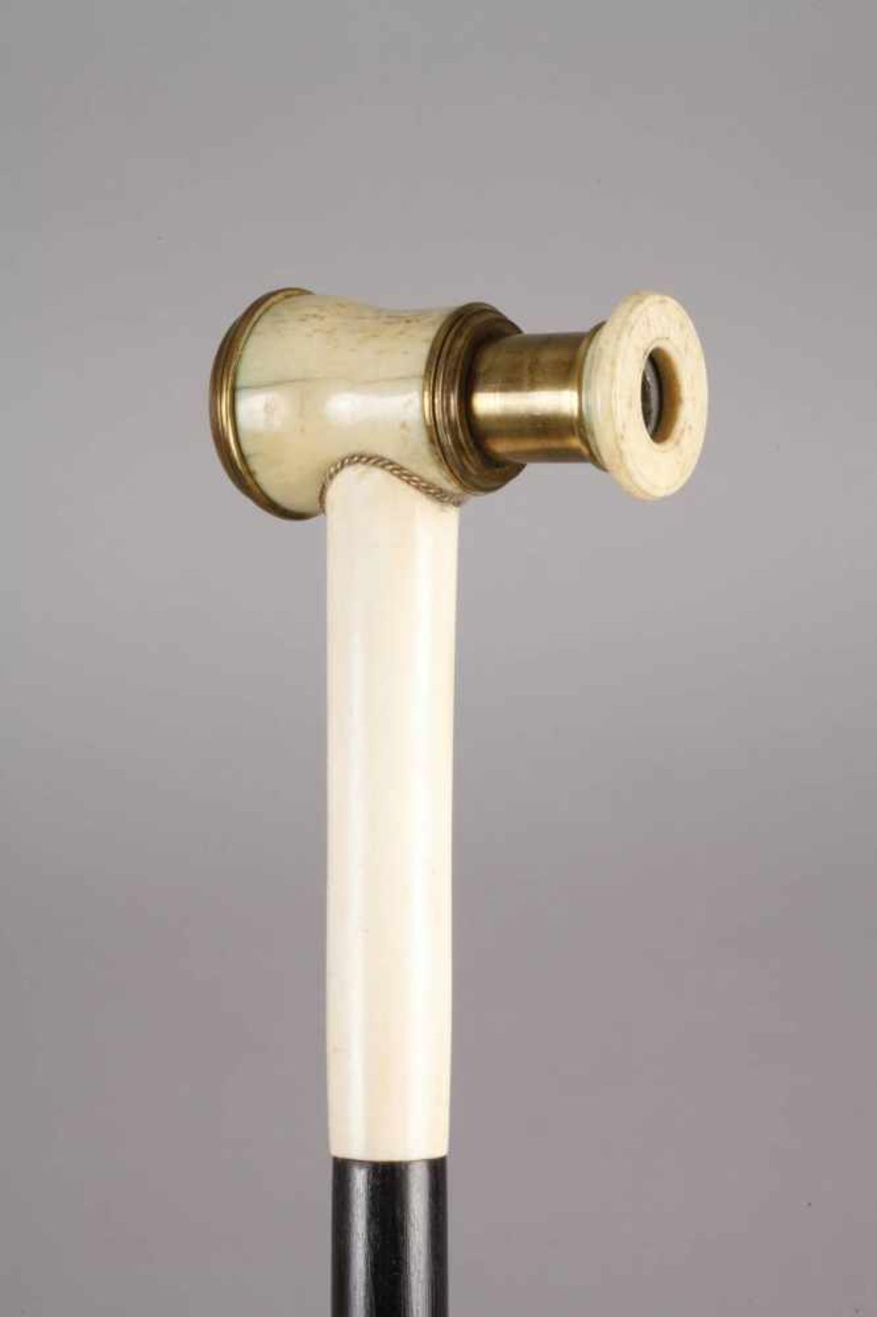 Systemstockum 1900, das Griffstück aus Elfenbein, mit kleinem Teleskopfernglas, Schuss aus Ebenholz, - Bild 3 aus 4