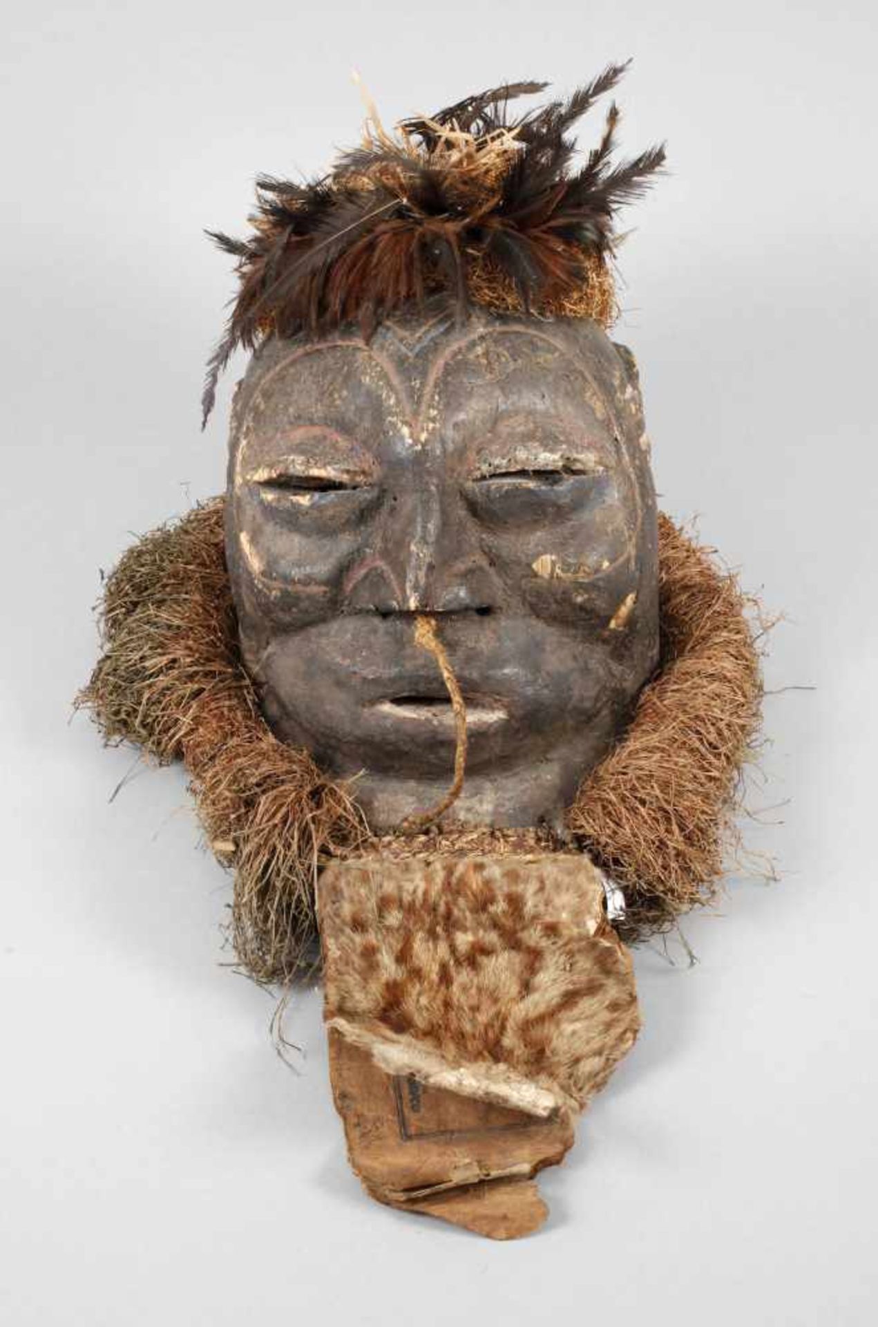 Rituelle Kopfmaske1. Hälfte 20. Jh., aus weichem Tropenholz gefertigt, braungefärbter Grund mit