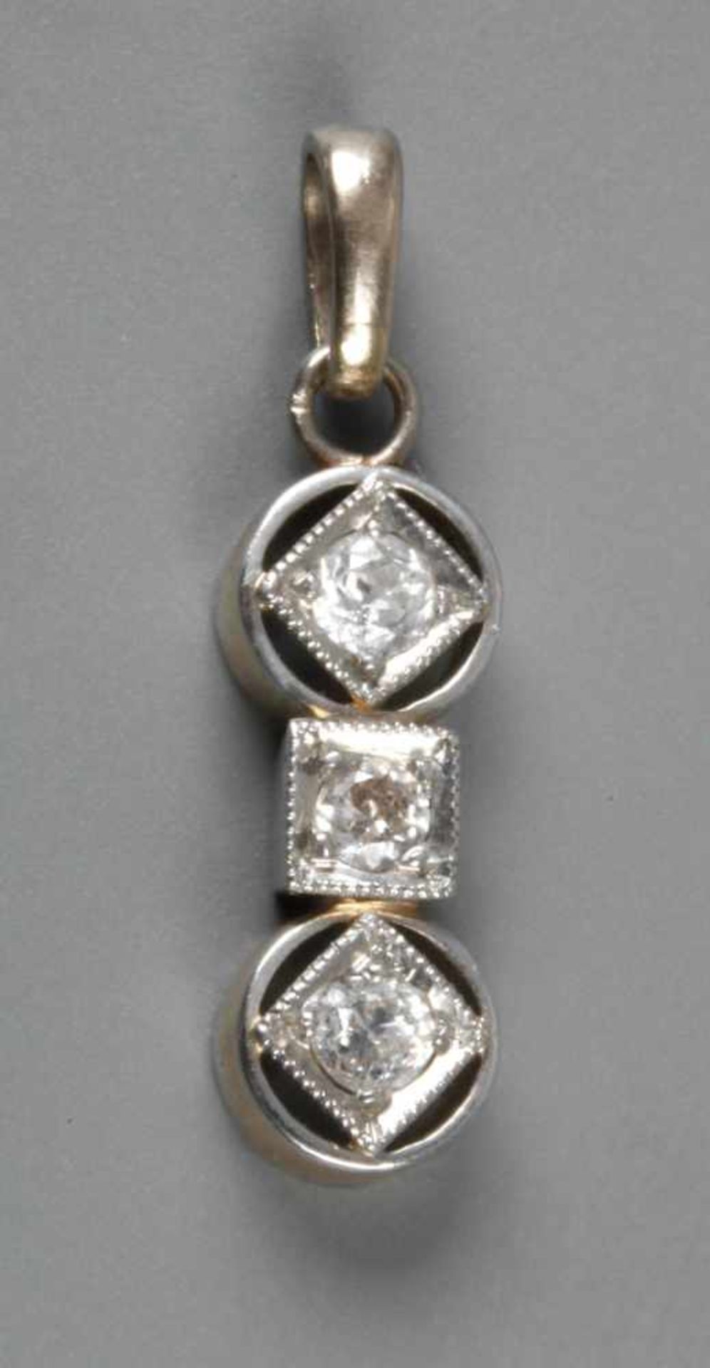 Diamantanhängerum 1920, Weiß- und Gelbgold gestempelt 585, besetzt mit drei Altschliffdiamanten im