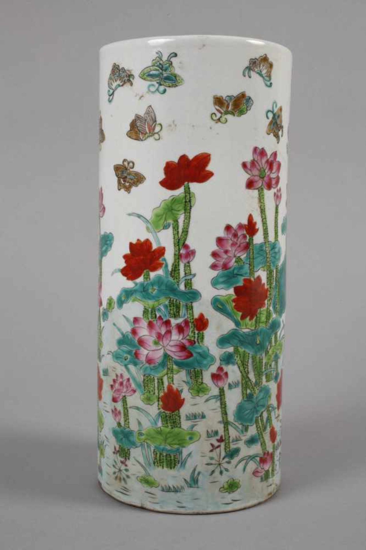 Vase Famille RoseChina, 1920er Jahre, am Boden gemarkt, Porzellan in polychromer Emailbemalung, - Image 3 of 4