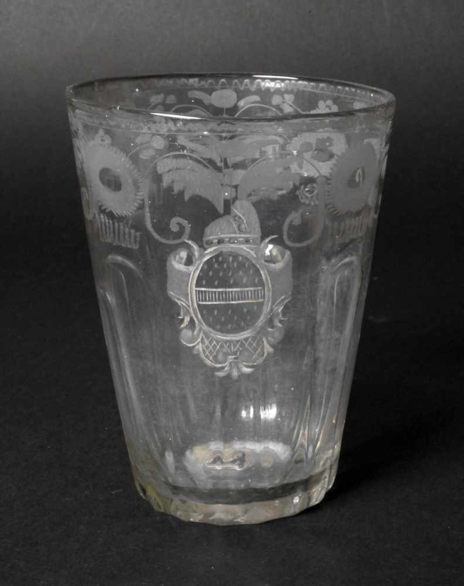 Großes barockes Becherglas2. Hälfte 18. Jh., farbloses Glas im Rippenmodel vorgeblasen, blasiger