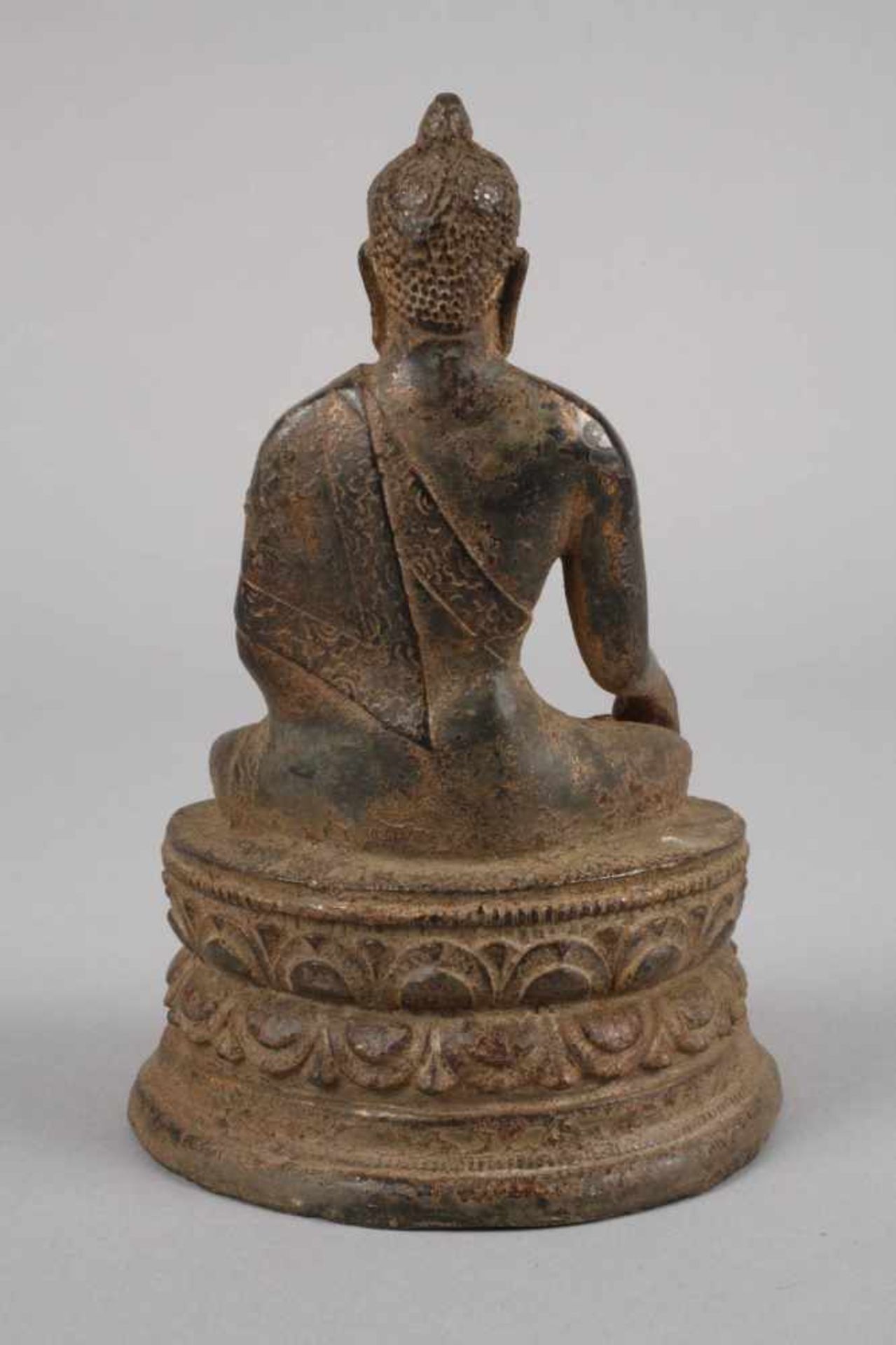 Shakyamuni BuddhaAnfang 20. Jh., ungemarkt, Bronze bräunlich patiniert, auf Doppellotussockel in - Bild 3 aus 4