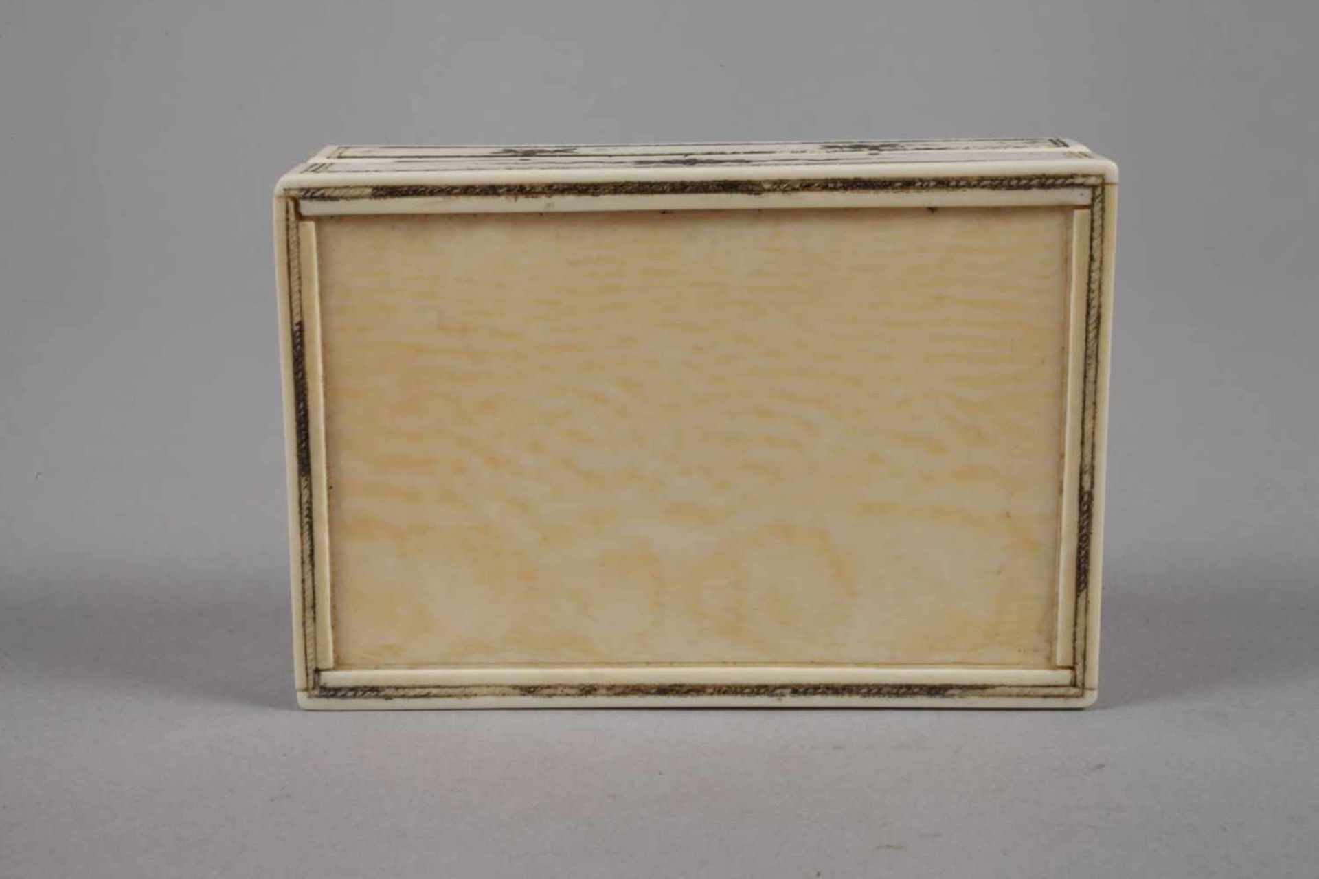 Feine Dose Elfenbeinum 1780, Elfenbein, fein graviert und silberbronziert, mehrteilig gefertigt - Bild 4 aus 5