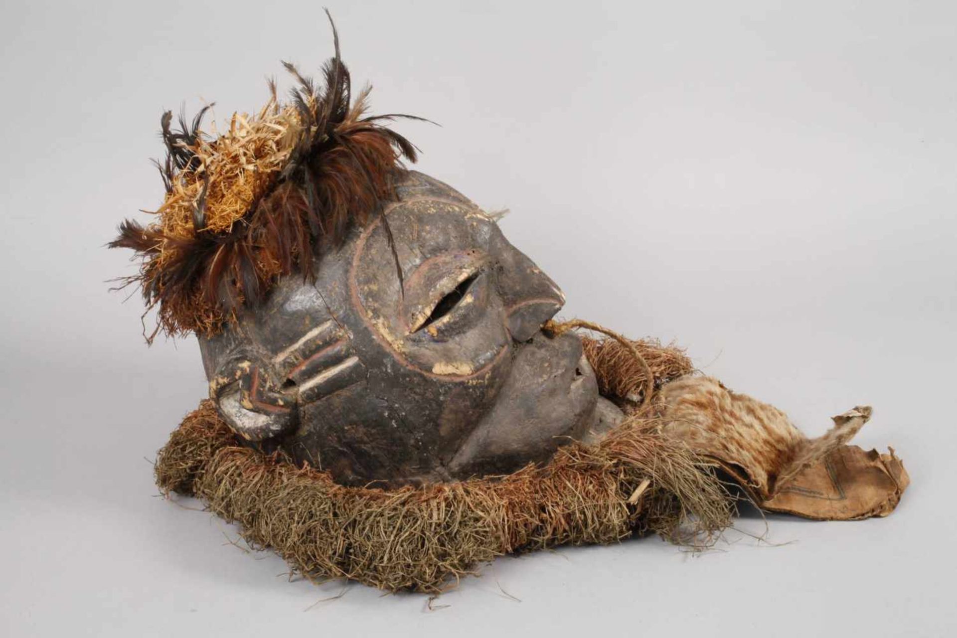 Rituelle Kopfmaske1. Hälfte 20. Jh., aus weichem Tropenholz gefertigt, braungefärbter Grund mit - Bild 2 aus 4