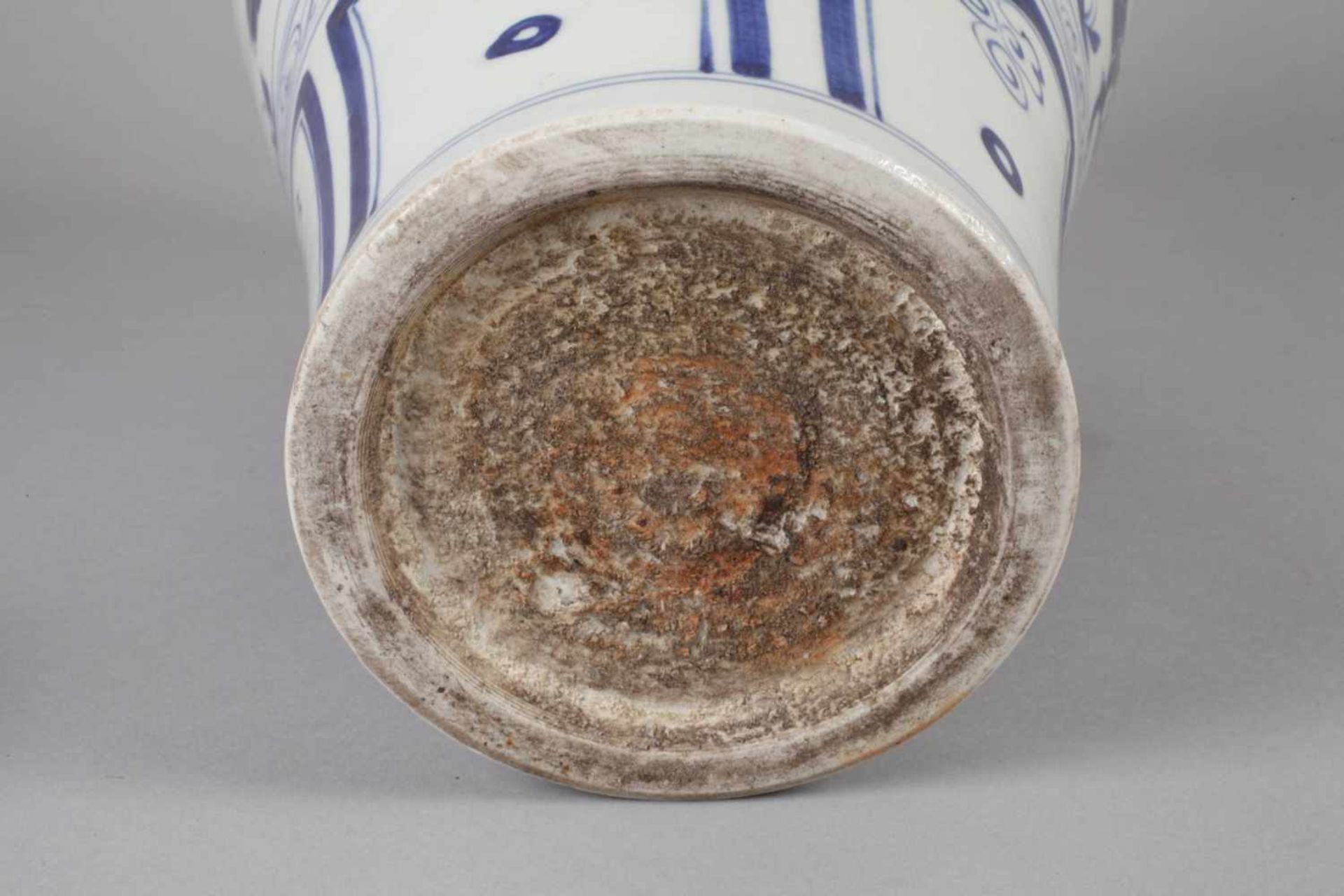 Vase China19. Jh., ungemarkt, weiß glasiertes Porzellan in kobaltblauer Unterglasurbemalung, - Image 6 of 6