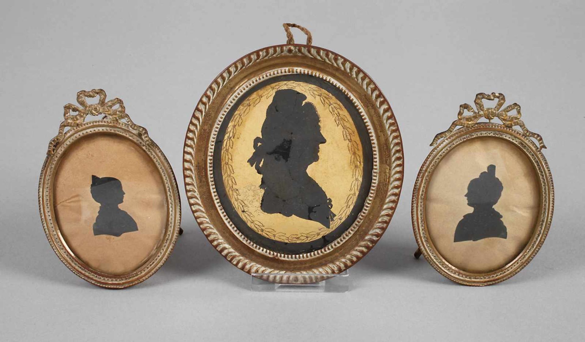Drei Schattenrisse,zwei Tuschmalereien auf Papier, weibliche Portraits, um 1820, unsigniert,