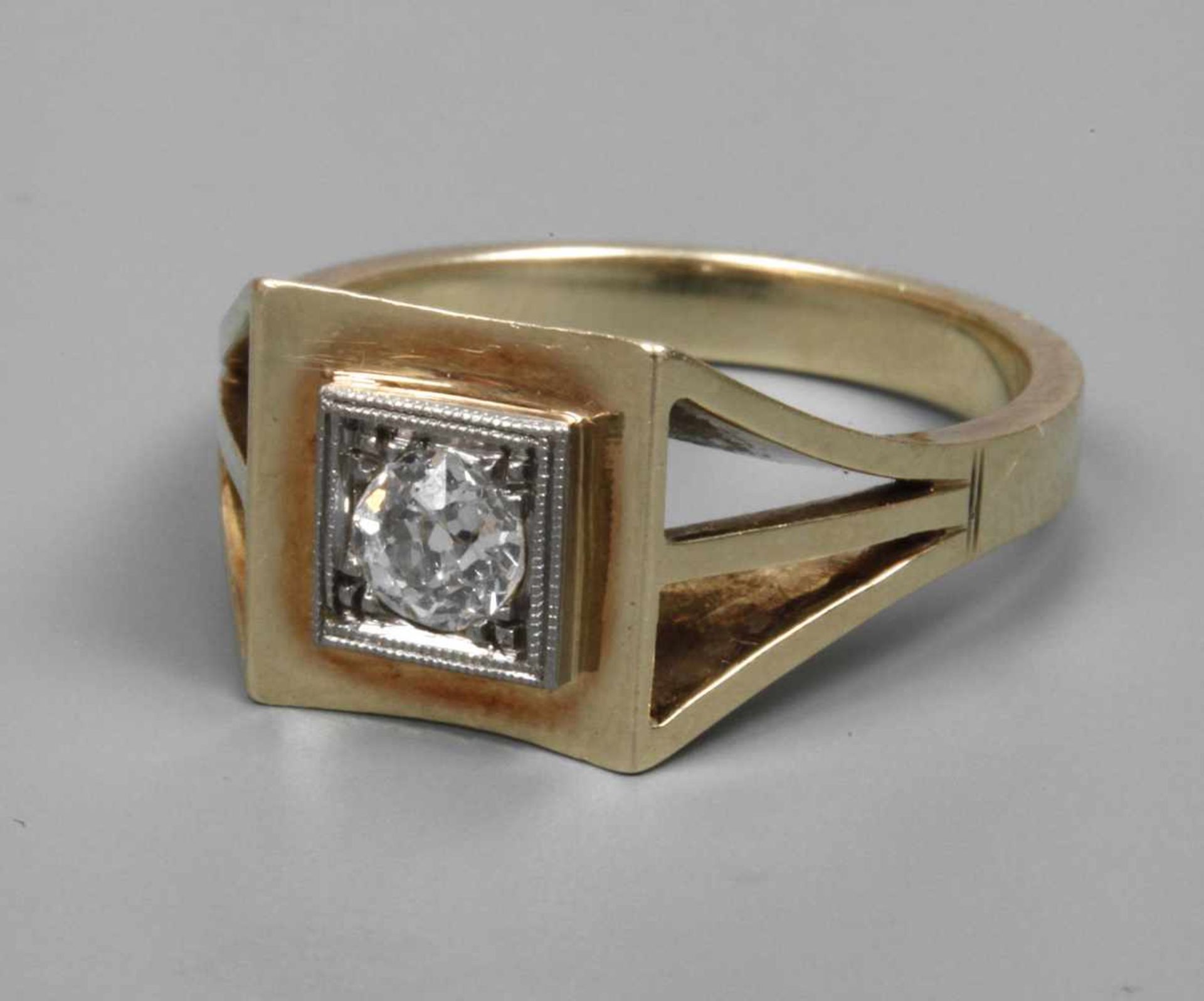 Damenring mit Diamant von ca. 0,4 ctum 1910, Weiß- und Gelbgold gestempelt 585, sich zum 10 mm hohen