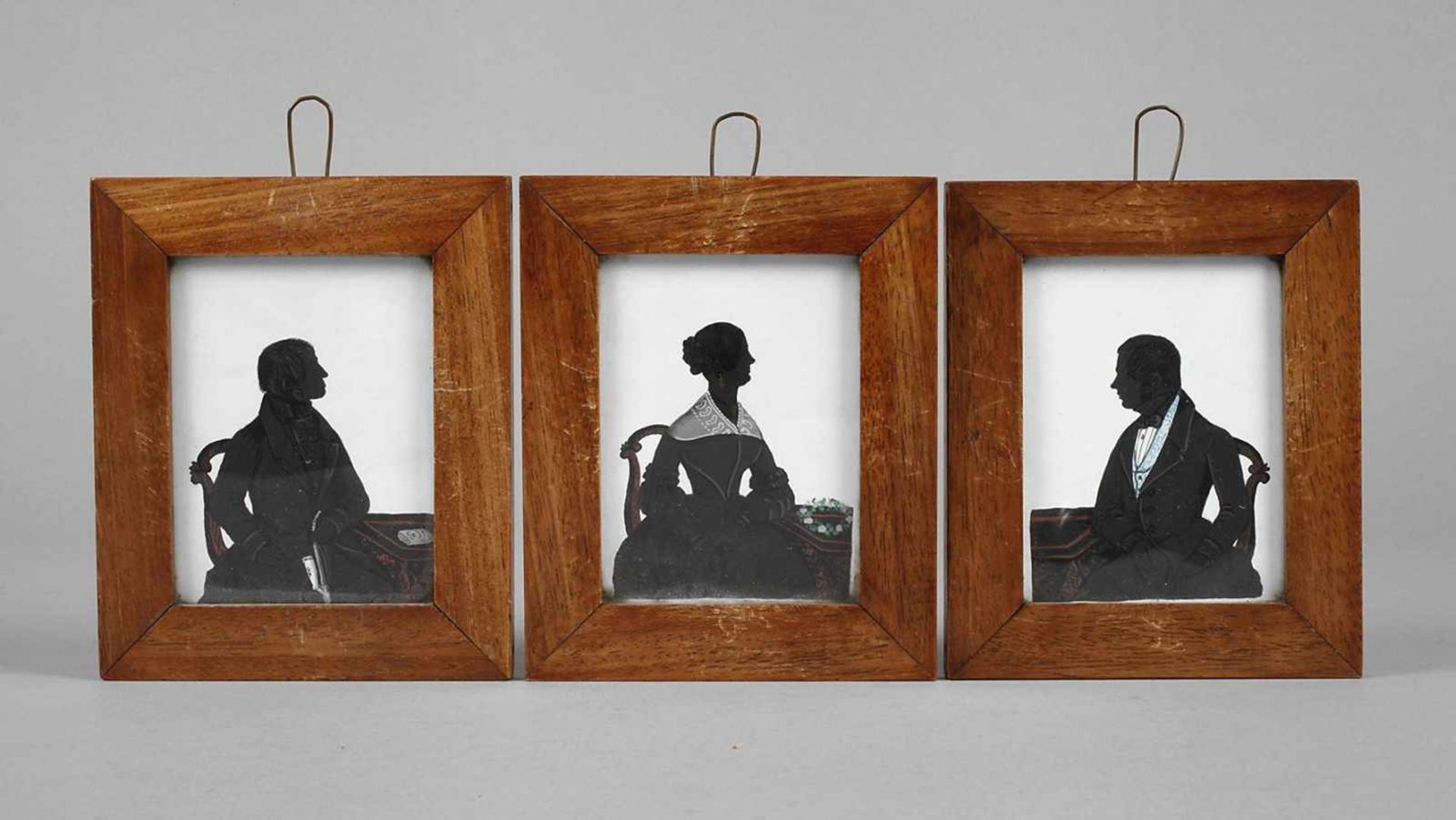 Drei Silhouettenmalereienschattenrissartige Darstellung von zwei Herren und einer Dame mit