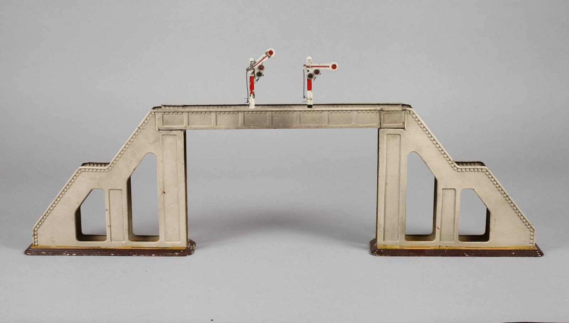 Signalbrücke Märklin1930er Jahre, dreiteilig zerlegbar, mit aufgesetzten Signalen, bespielt, L 78
