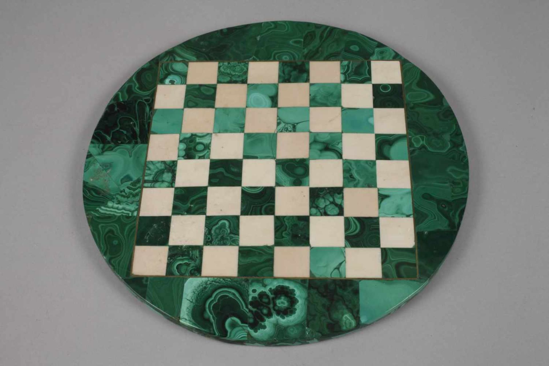Schachspiel Malachitwohl Russland, 1. Hälfte 20. Jh., rundes Schachbrett aus Kunstguss, eingelegt - Image 4 of 5