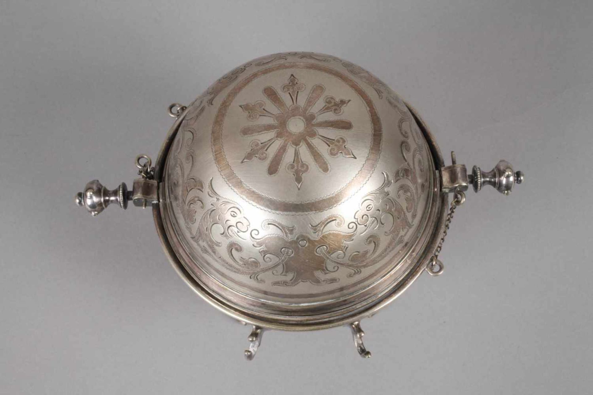 Russischer Kaviarbehälterum 1900, ornamental graviert und patiniert, Klappdeckel, zwei - Image 2 of 4