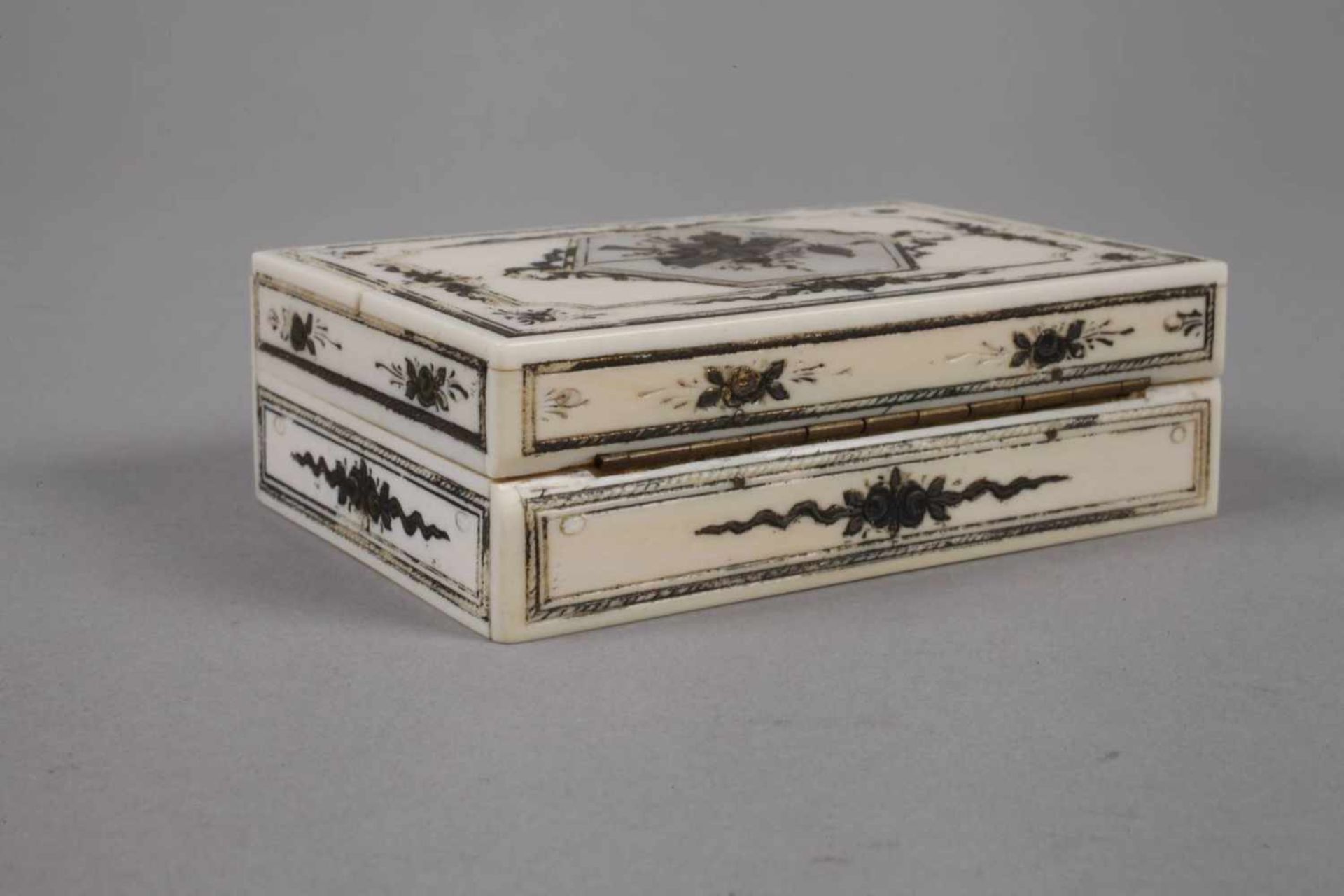 Feine Dose Elfenbeinum 1780, Elfenbein, fein graviert und silberbronziert, mehrteilig gefertigt - Bild 3 aus 5