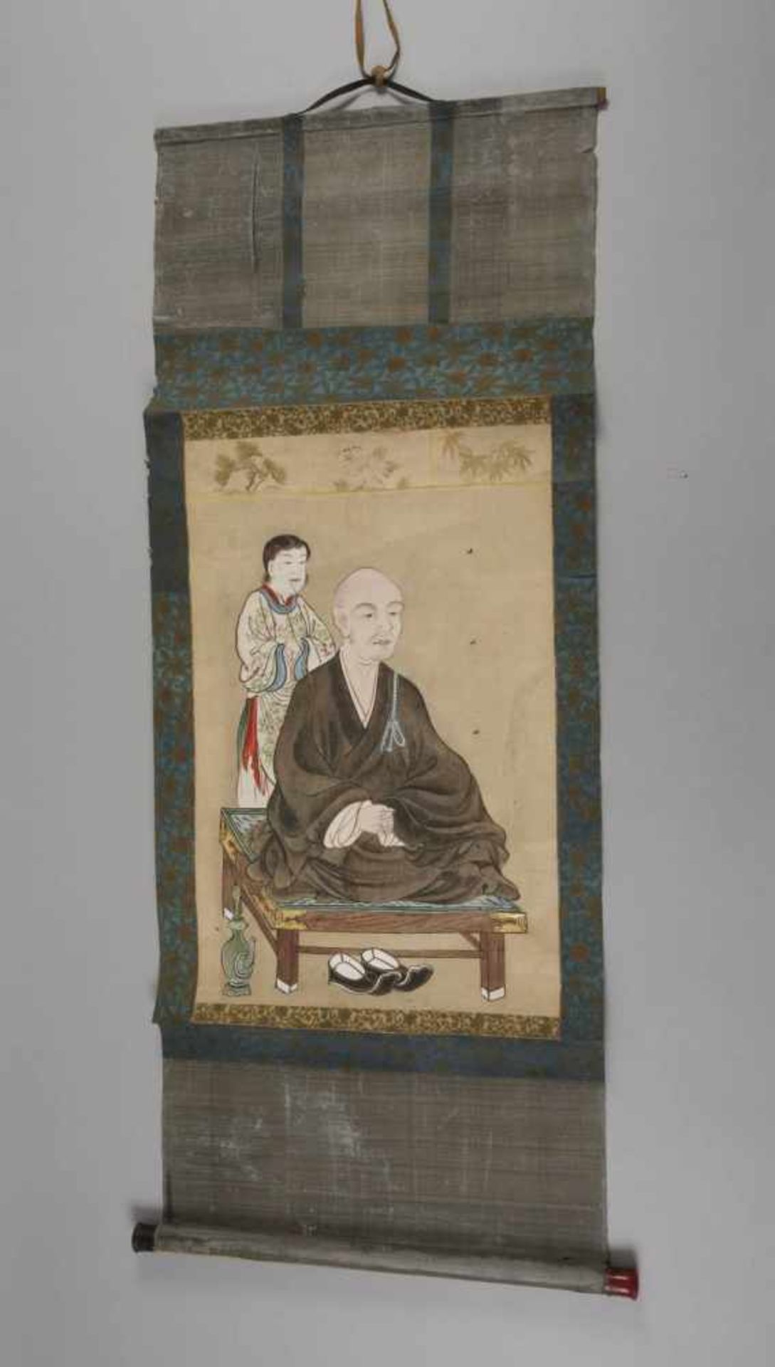 Zwei RollbilderJapan, 19. Jh., Mischtechnik auf Papier, Darstellung zweier sitzender Zen-Mönche, - Bild 3 aus 3