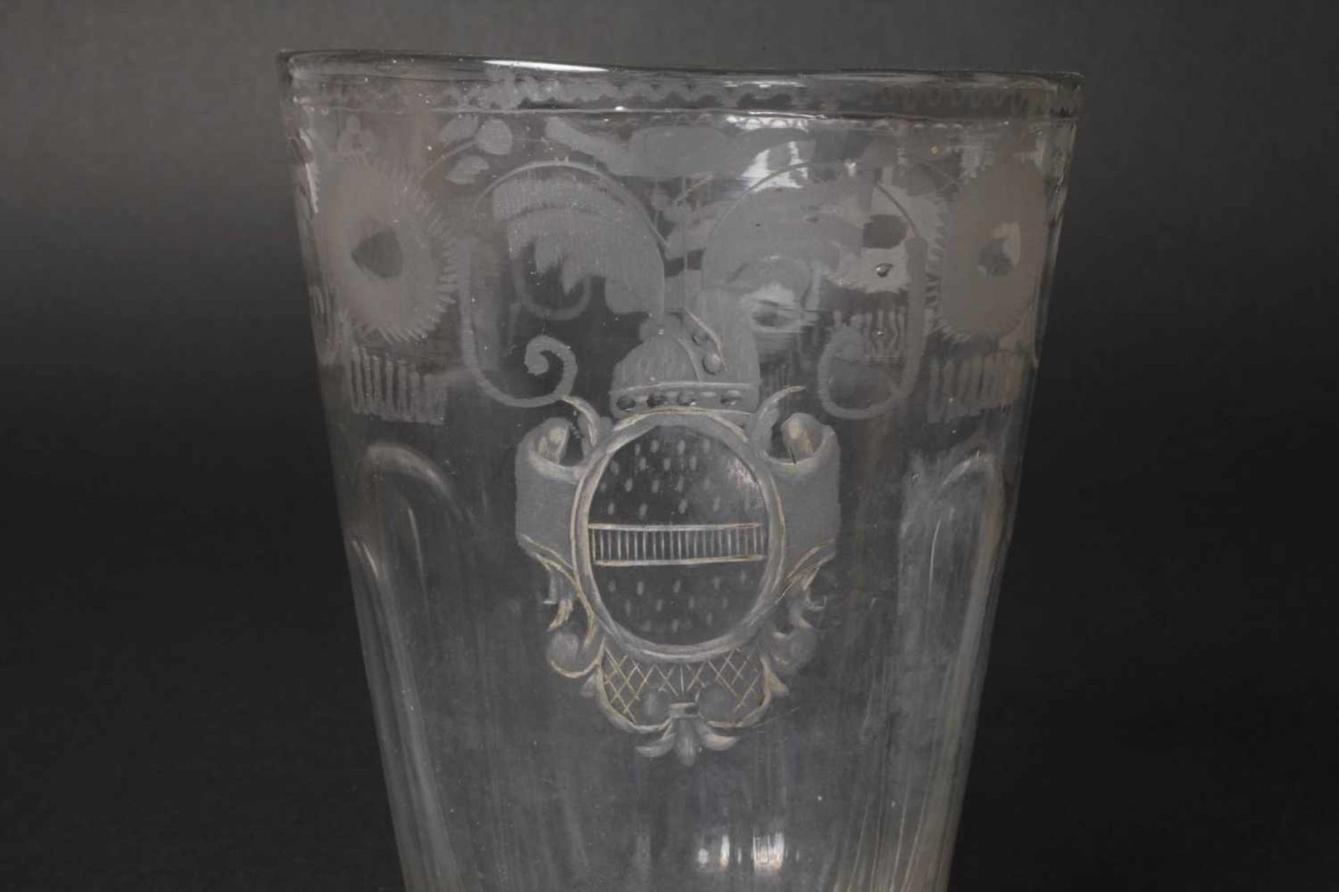 Großes barockes Becherglas2. Hälfte 18. Jh., farbloses Glas im Rippenmodel vorgeblasen, blasiger - Bild 3 aus 4