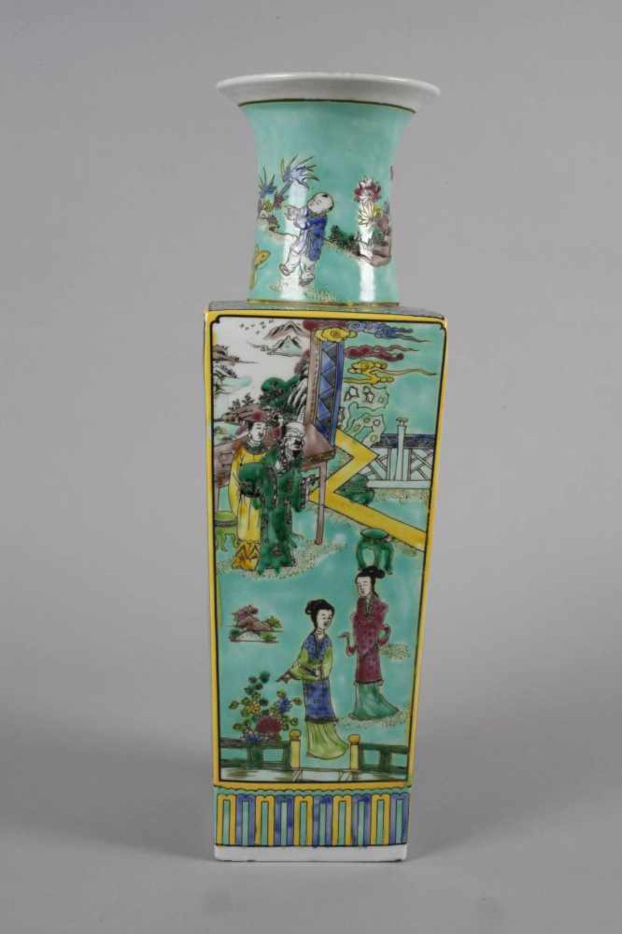 Bodenvase ChinaEnde 19. Jh., am Boden mit Sechs-Zeichen-Kangxi-Marke, weiß glasiertes Porzellan in - Image 2 of 6