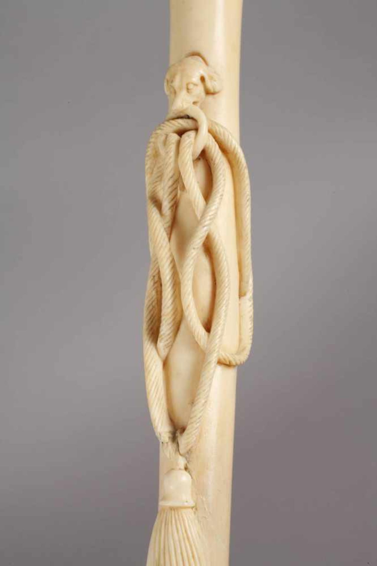 Spazierstock ElfenbeinEnde 19. Jh., hoher, schlanker Knauf aus Elfenbein, aufwendig beschnitzt mit - Image 6 of 7