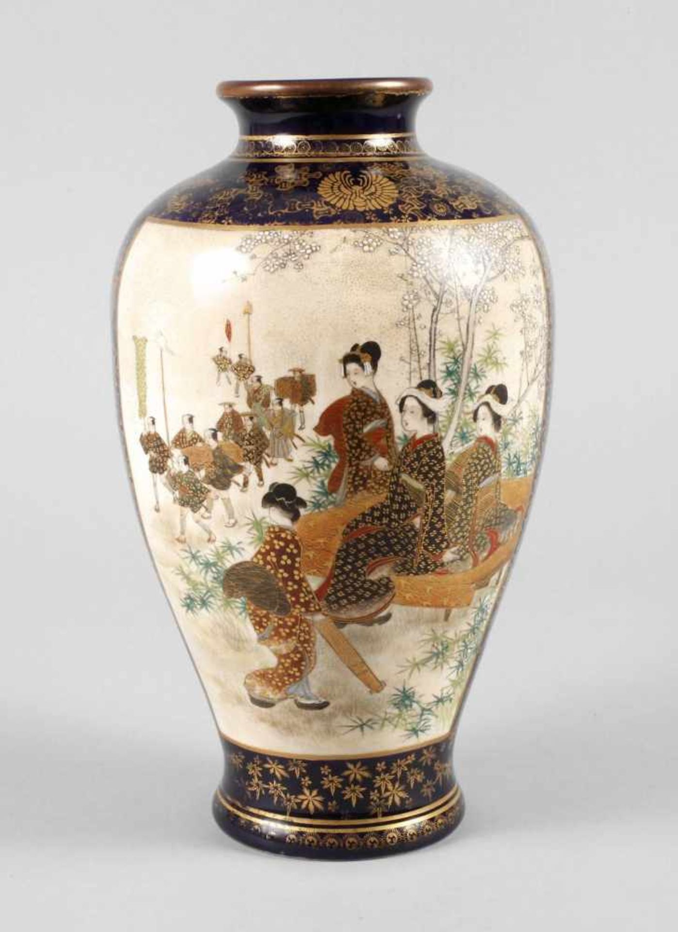 Vase Satsumaum 1930, am Boden mit gepinselter Marke, cremefarbener Scherben, teils kobaltblau