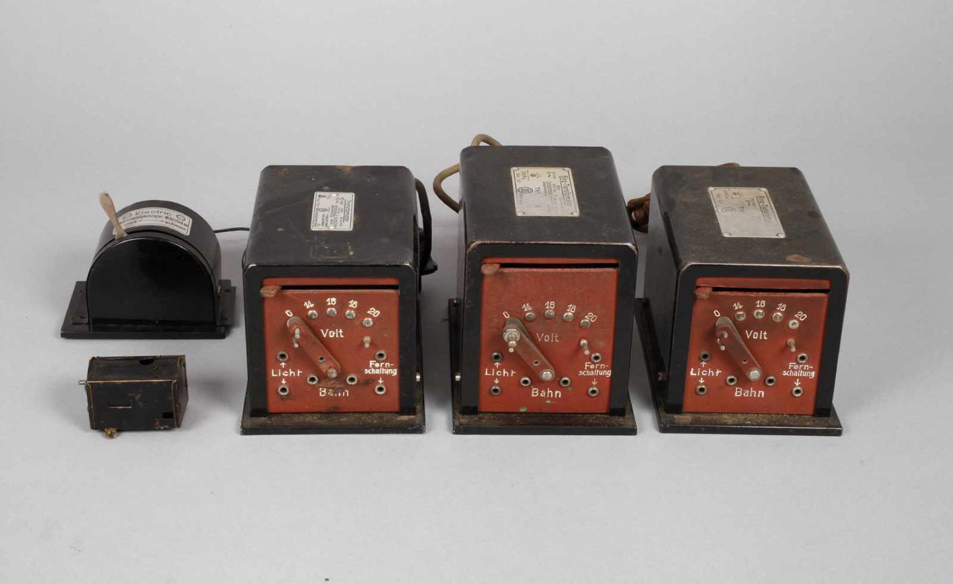 Drei Trafos und ein ReglerFa. Bing, 1930er Jahre, für 110 Volt Eingangsspannung und 18 Volt