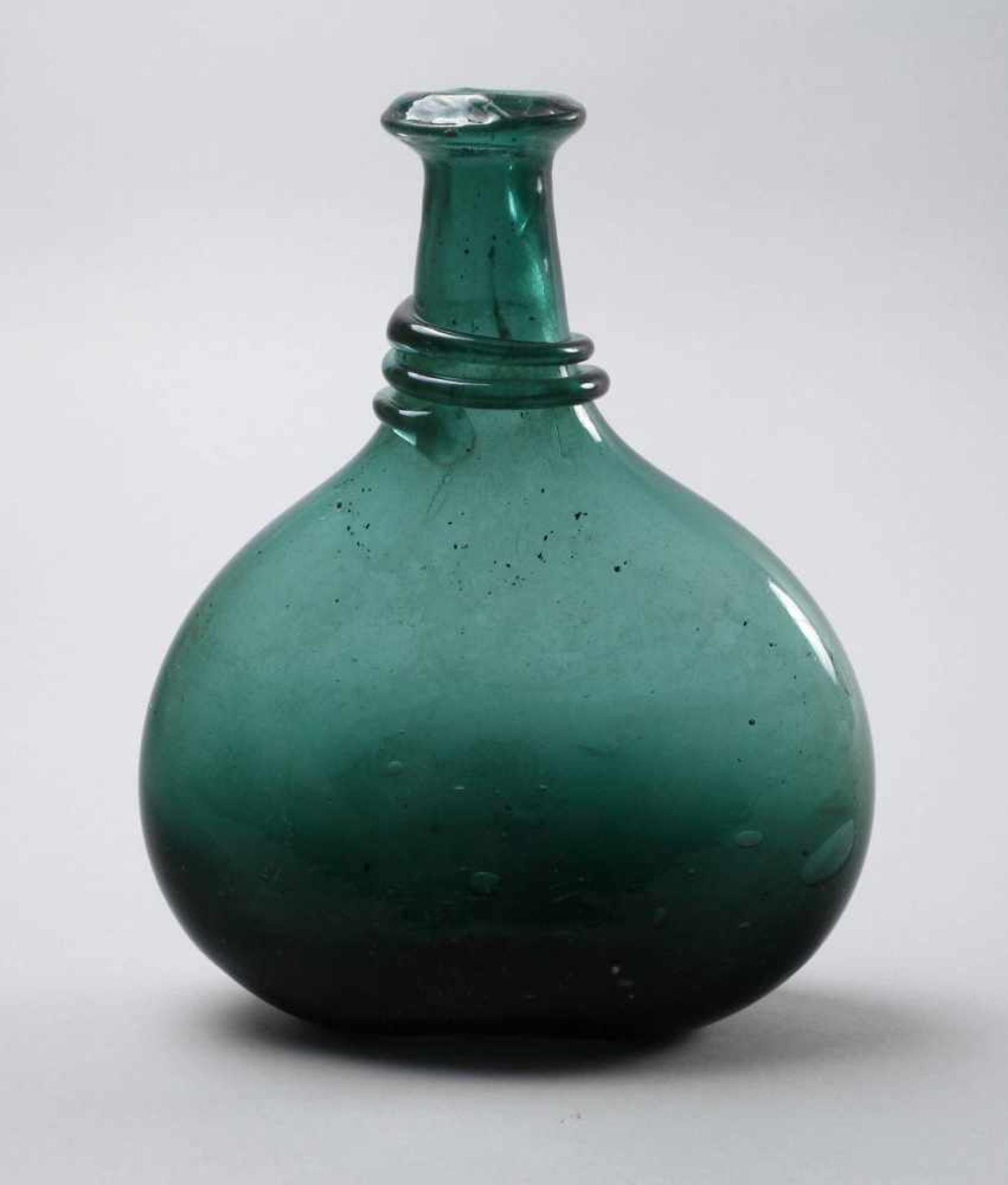 Barocke Bocksbeutelflasche18. Jh., stark blasiges, grünes Glas, tief eingestochener Boden mit