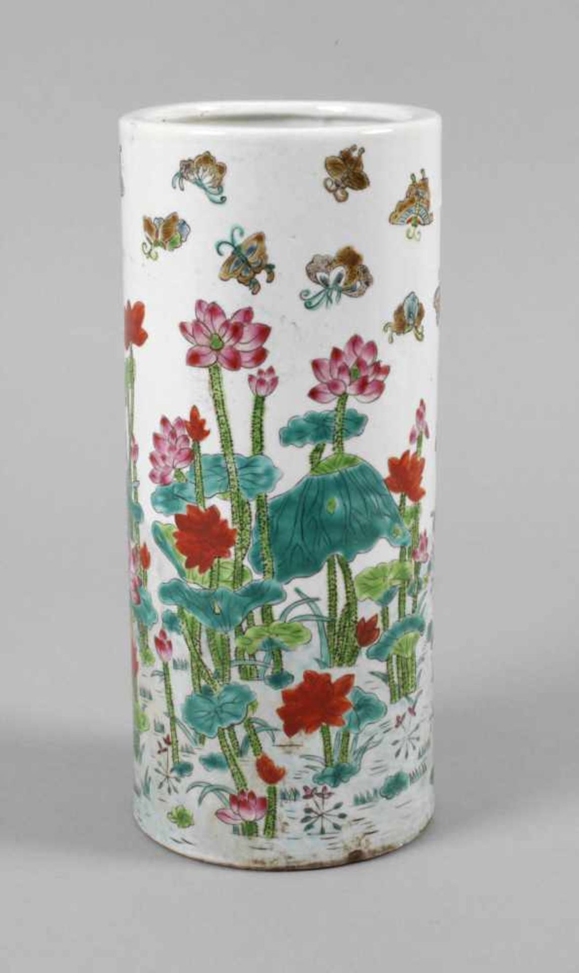 Vase Famille RoseChina, 1920er Jahre, am Boden gemarkt, Porzellan in polychromer Emailbemalung,